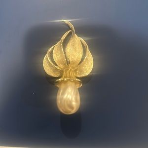 VINTAGE- Sarah Coventry Brooch